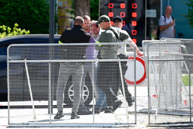 Detalji atentata na Roberta Ficu: Mislili smo da se neko našalio i bacio petardu na zemlju